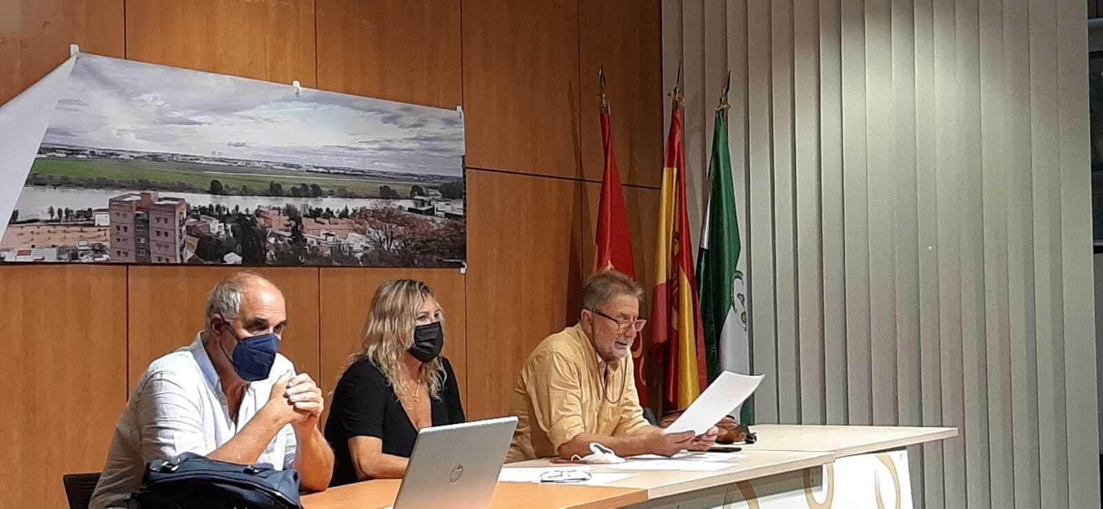 Indalecio de la Lastra,  Carmen G. Rosell y Francisco Oñate en el acto de constitución de la Mesa por Tablada ciudadana.