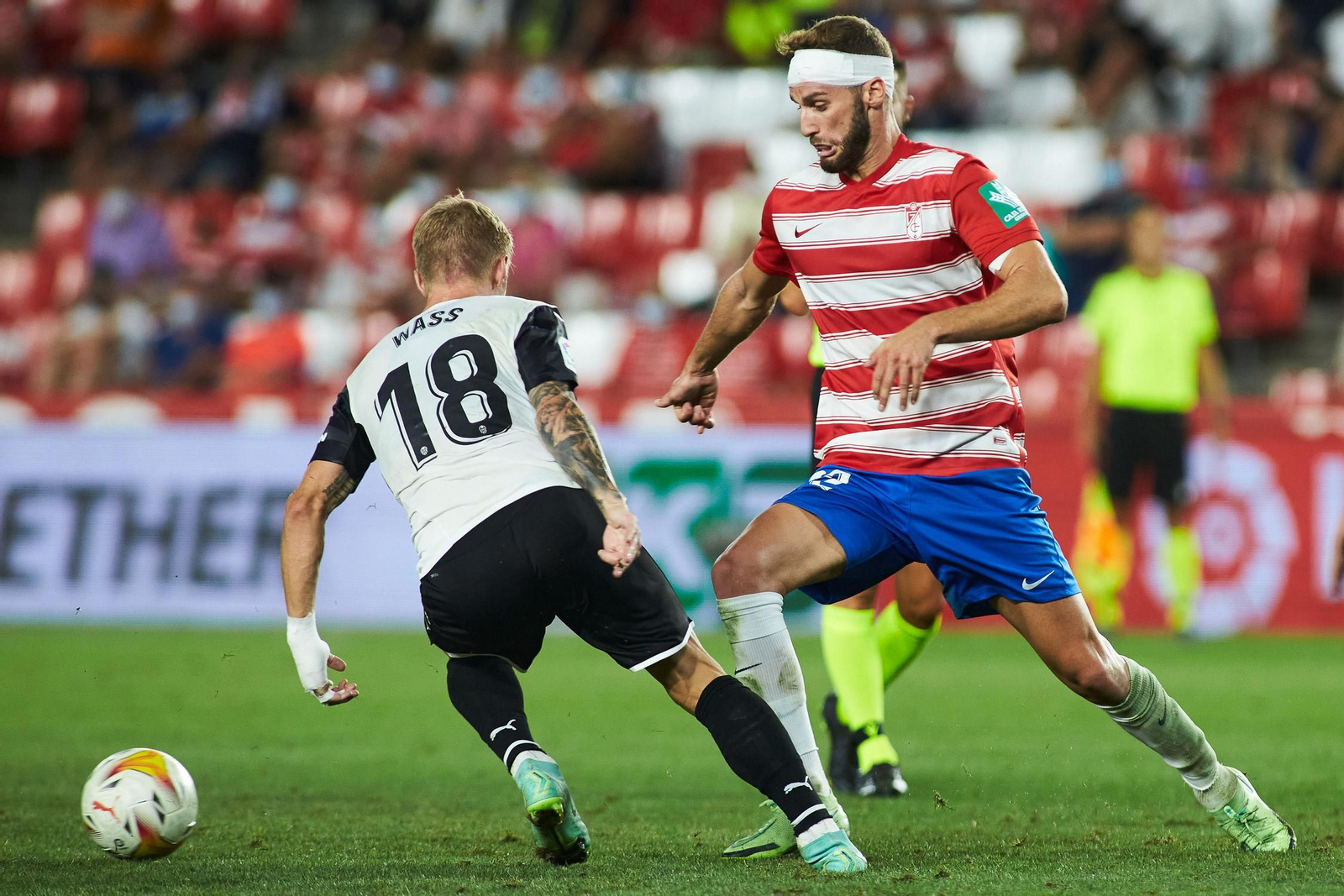 Domingos Duarte intercepta el balón en el encuentro liguero ante el Valencia CF