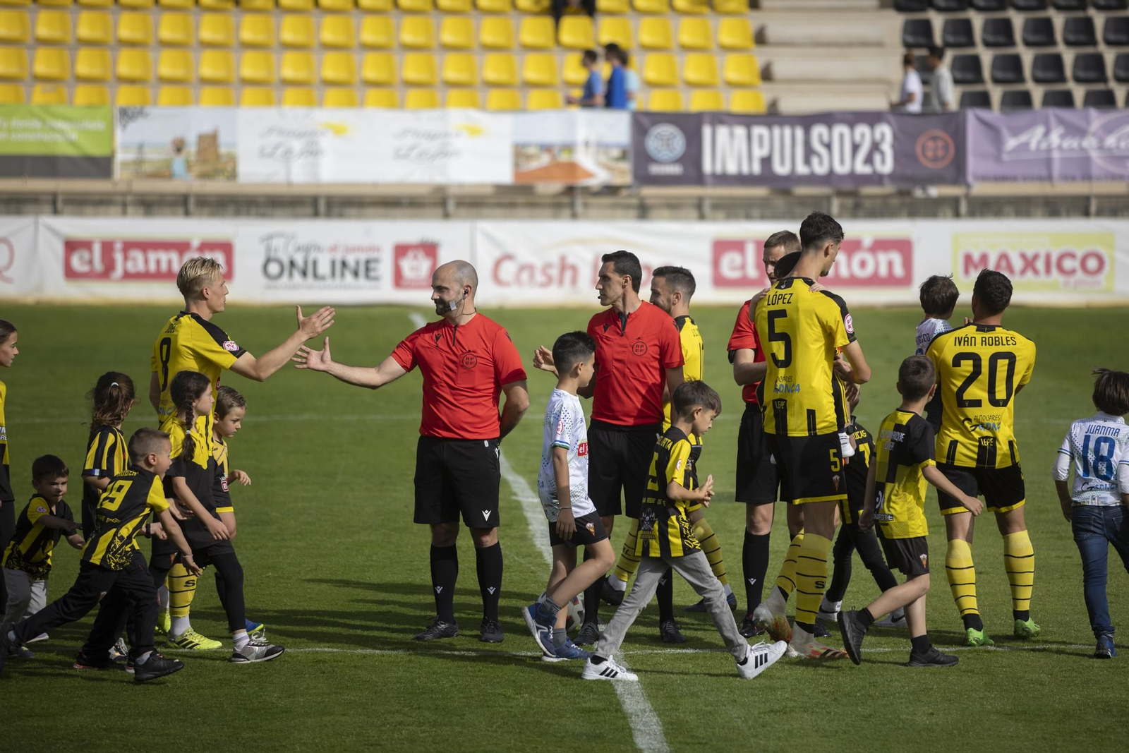 Imágenes del partido entre el San Roque de Lepe y el Atlético Sanluqueño