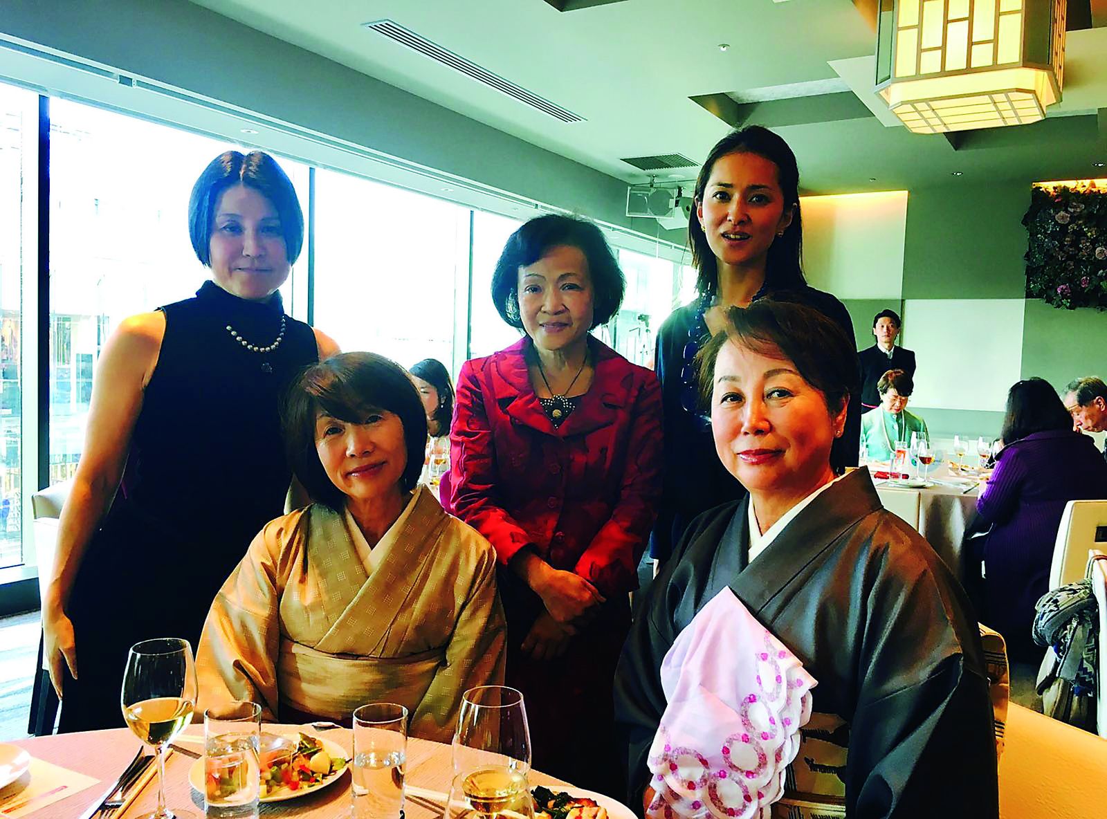 Michiko Takahashi, en el centro de la imagen durante la presentación de la publicación en Tokio.