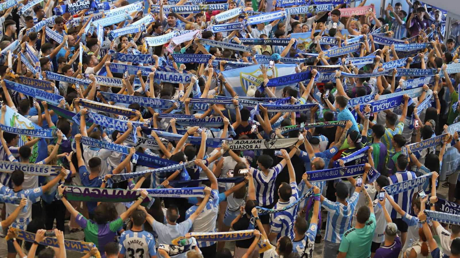 Las fotos de la afición despidiendo al Málaga en el aeropuerto antes de ir a Tarragona