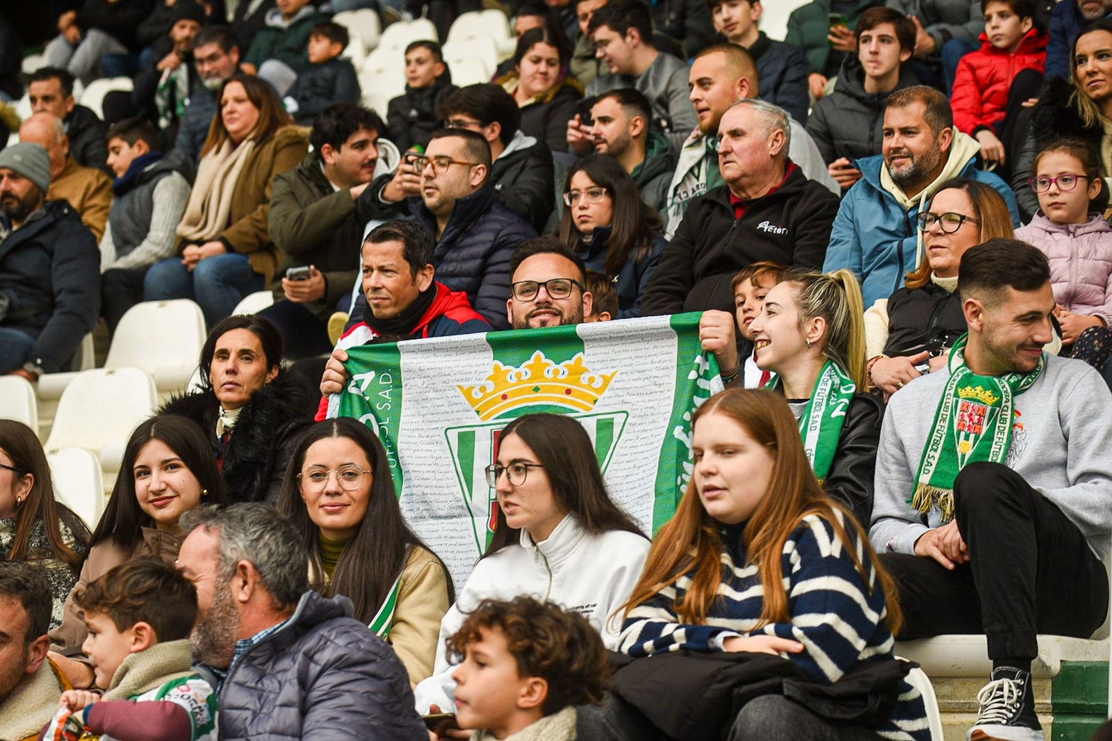 El Córdoba CF se deja querer por su afición en el Día de Año Nuevo: las fotos del entrenamiento de puertas abiertas