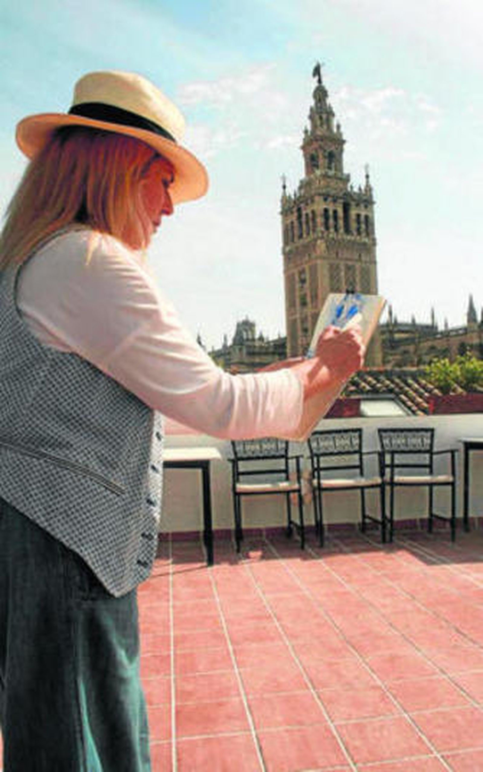 1. María José Matojo, una de las alumnas del curso 'Dibujo naturalista  y cuaderno de campo', realiza un boceto a mano alzada de la Giralda.  2. Iciar Calvo, programadora gráfica, practica una de las técnicas del taller, en la que se combina agua con rotuladores para crear acuarela. 3. Nacho Zubelzu da indicaciones a varios de sus alumnos.