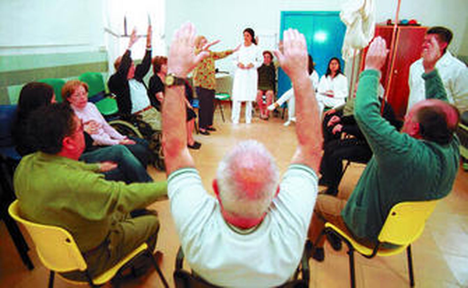 Afectados por la enfermedad neurodegenerativa en una sesión de rehabilitación.