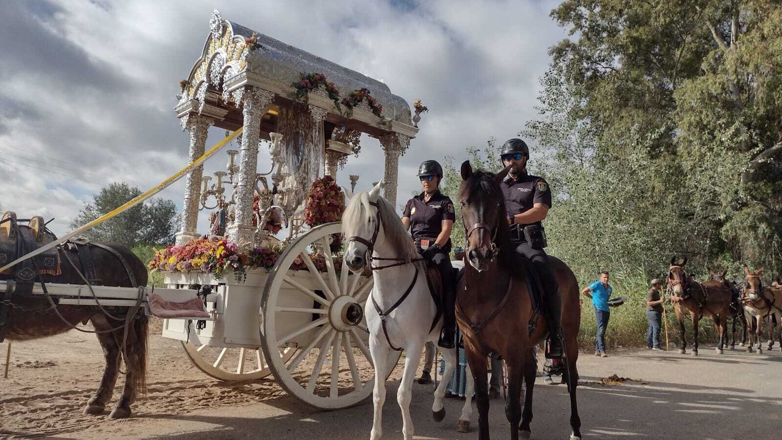 La Unidad de Caballería de la Policía Nacional, junto a un simpecado.