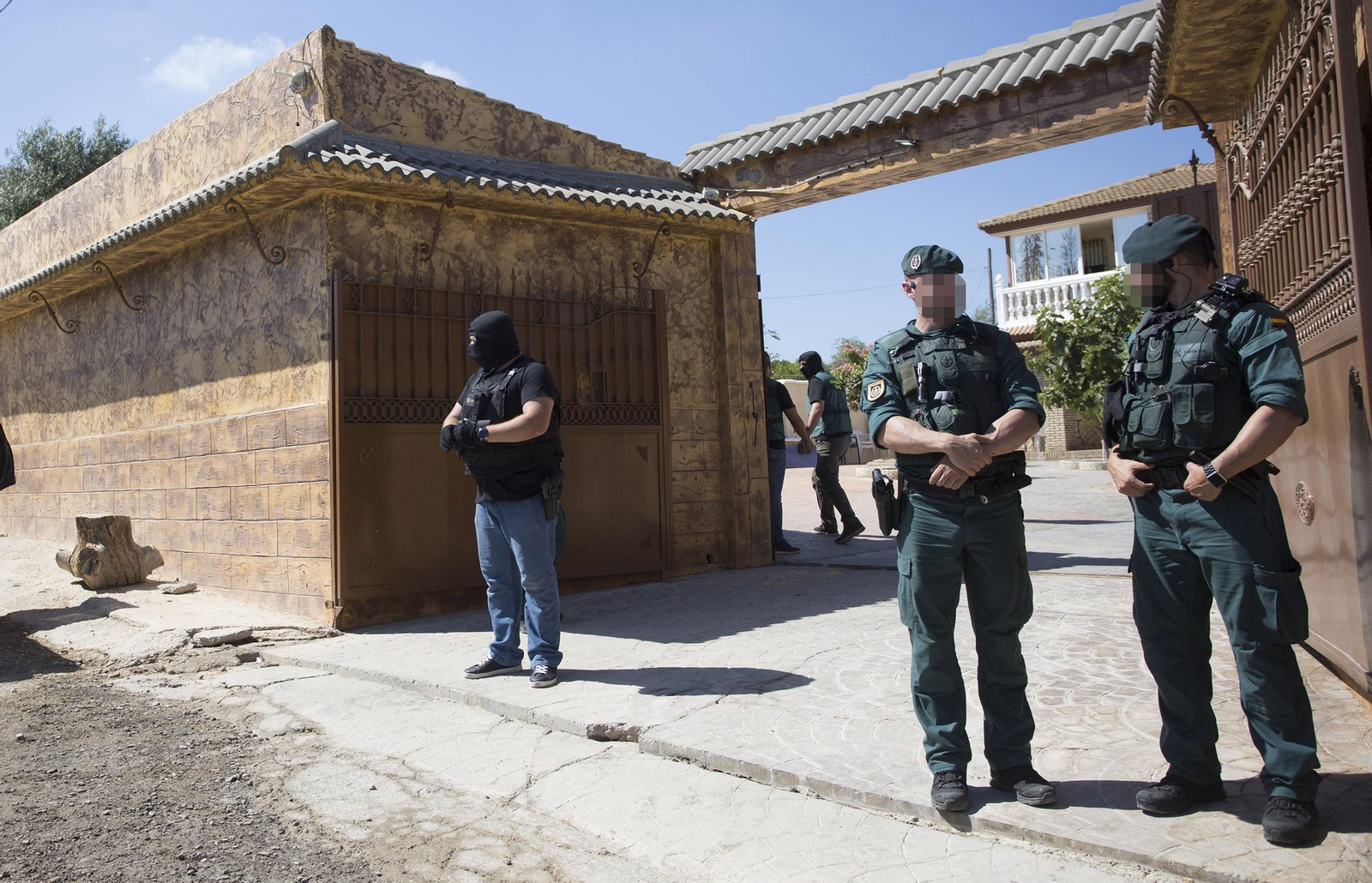 Guardias civiles, en la puerta de la casa de Ginés, en una redada de junio de 2019.