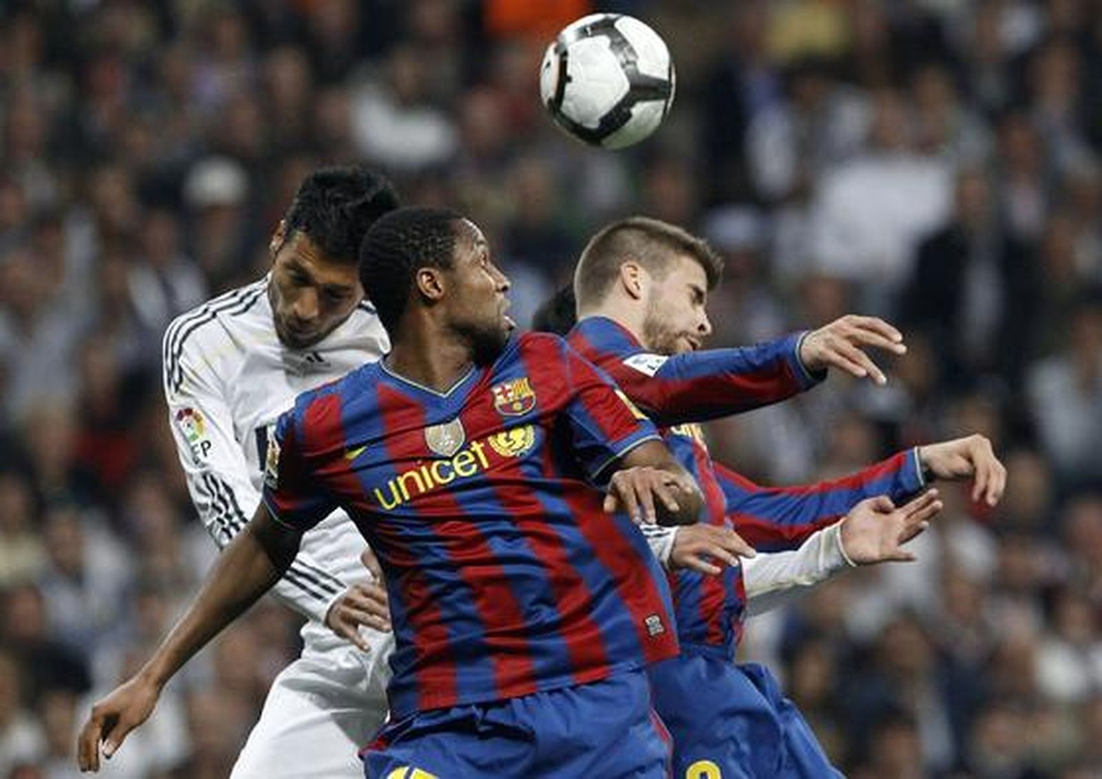 El Barcelona da un golpe casi definitivo a la Liga en el Santiago Bernabéu. / Reuters