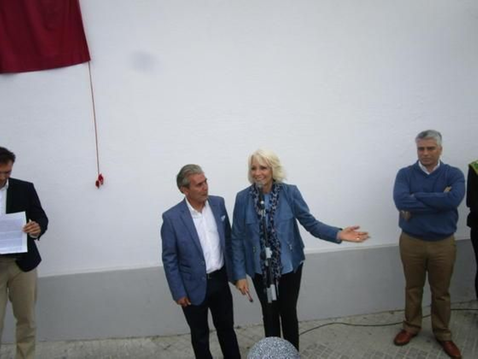 La alcaldesa, Teófila Martínez, durante su intervención, con Francisco Villegas, hijo de Enrique Villegas Vélez.

Foto: Ignacio Casas de Ciria