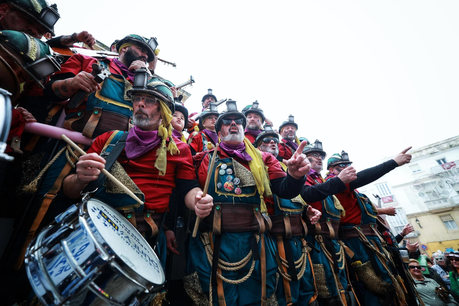 Las mejores imágenes del primer domingo del Carnaval de Cádiz