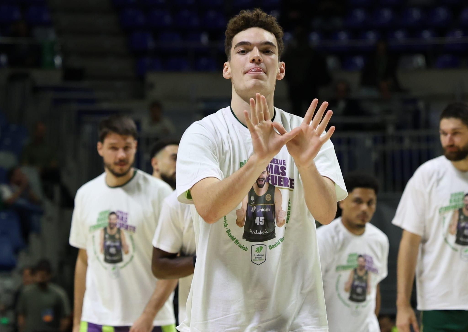 David Kravish, camisetas, vídeo y ovación para mandarle fuerzas