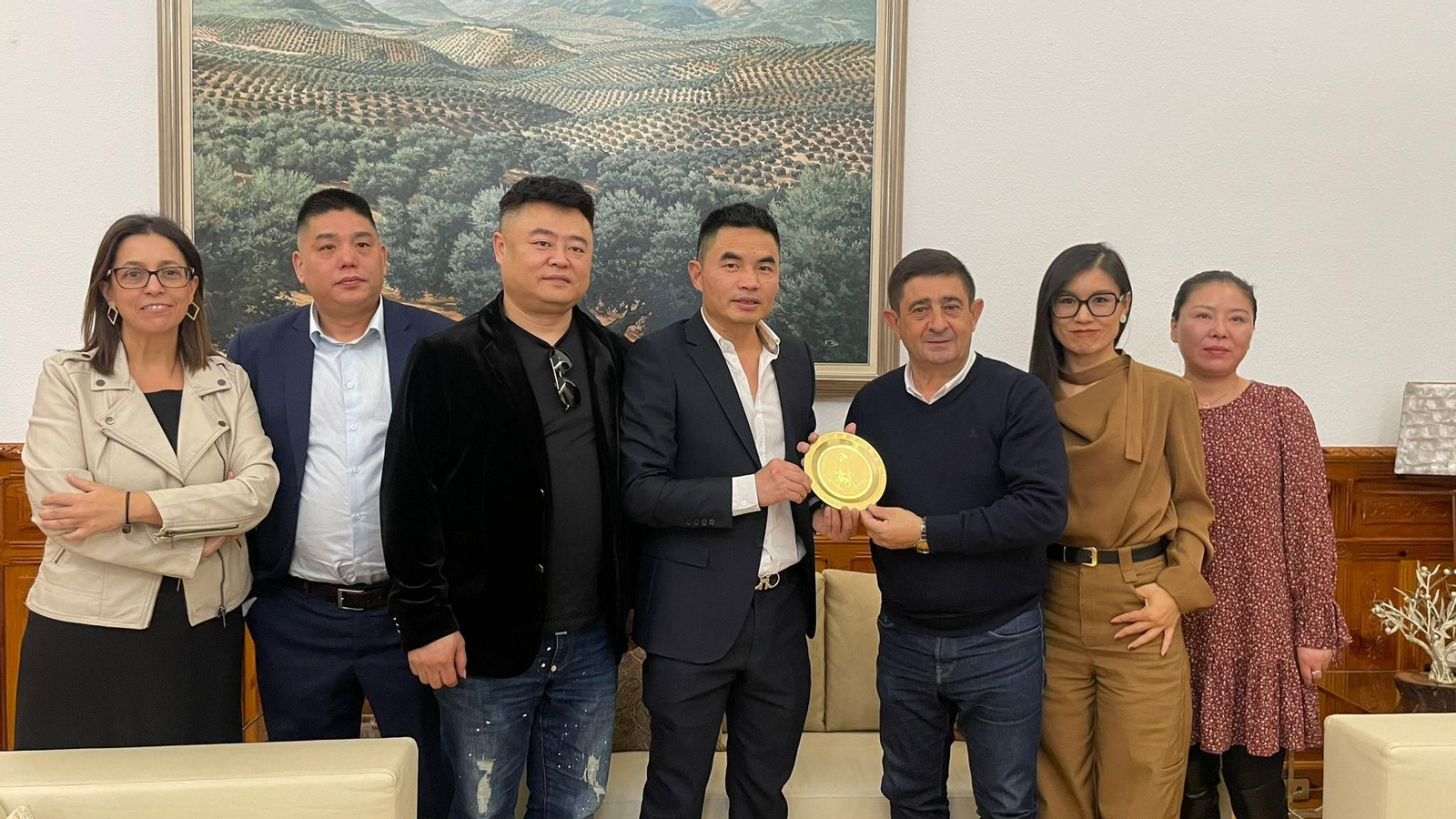 Miembros del colecivo, con el presidente de la Diputación.