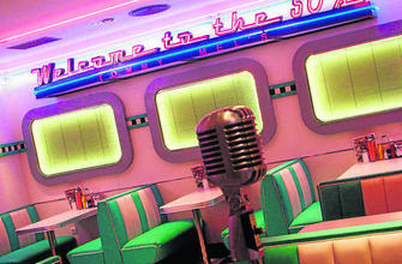 La decoración del restaurante recrea la década de los 50.