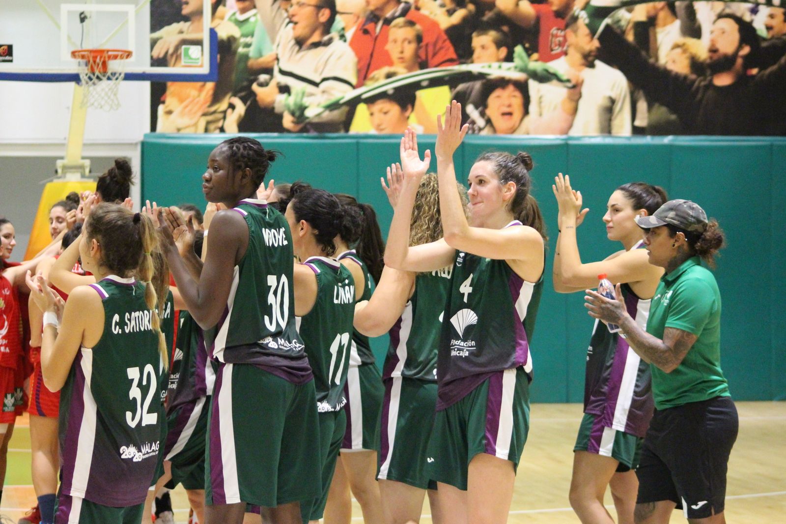Las jugadoras del Unicaja celebran el triunfo.