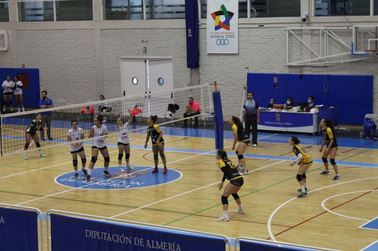 Las jugadoras del Mairena Voley, durante el partido.