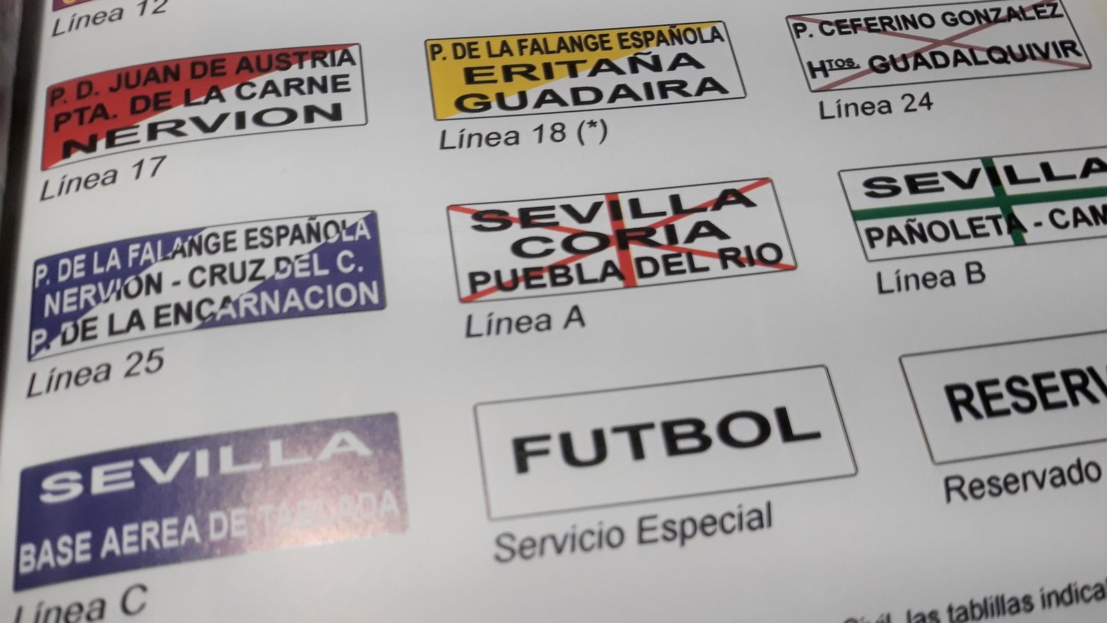 Más tablillas del tranvía con diferentes colores según cada línea.