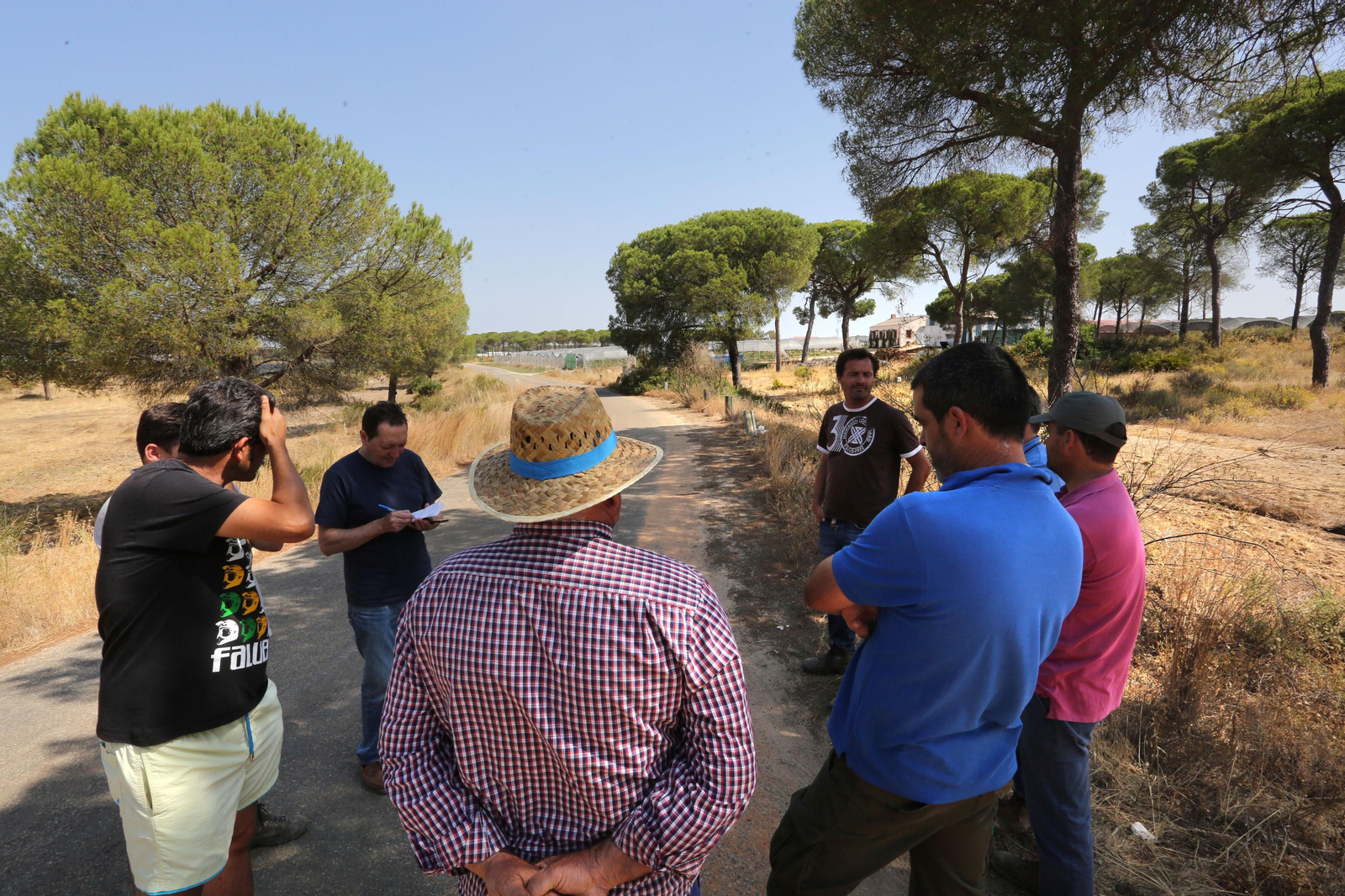 Imágenes de los agricultores haciendo guardia en los pozos de Lucena