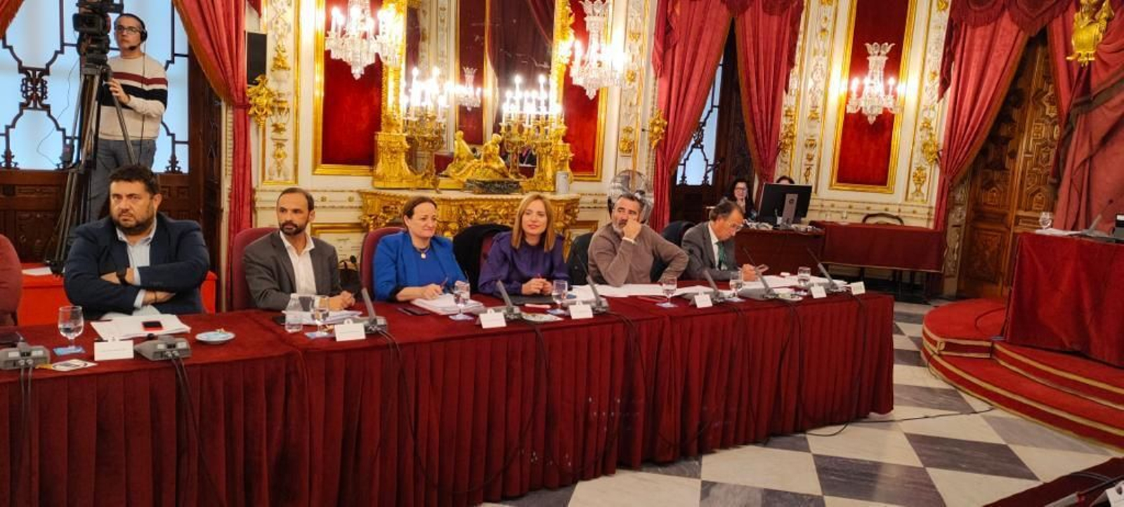 El alcalde de Sanlúcar y diputado de Hacienda, Víctor Mora, con compañeros del Gobierno de la institución provincial en un pleno.