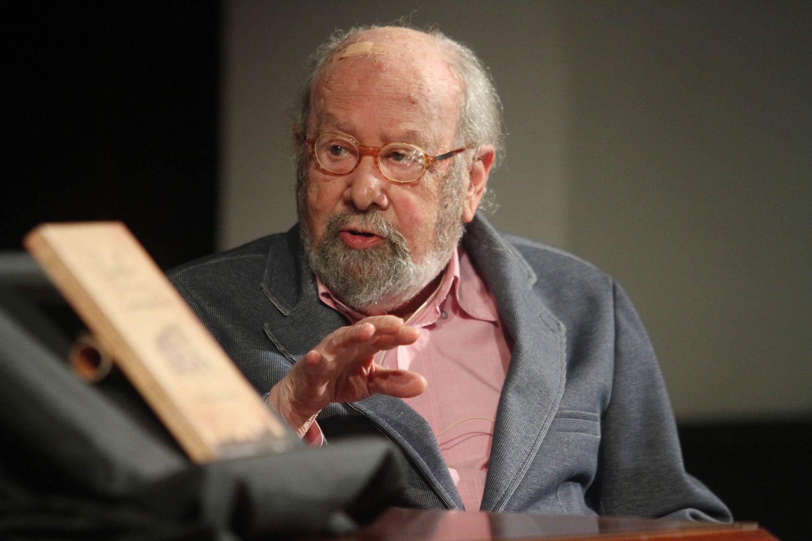 Caballero  Bonald, en un acto en la Fundación Cajasol en 2016.