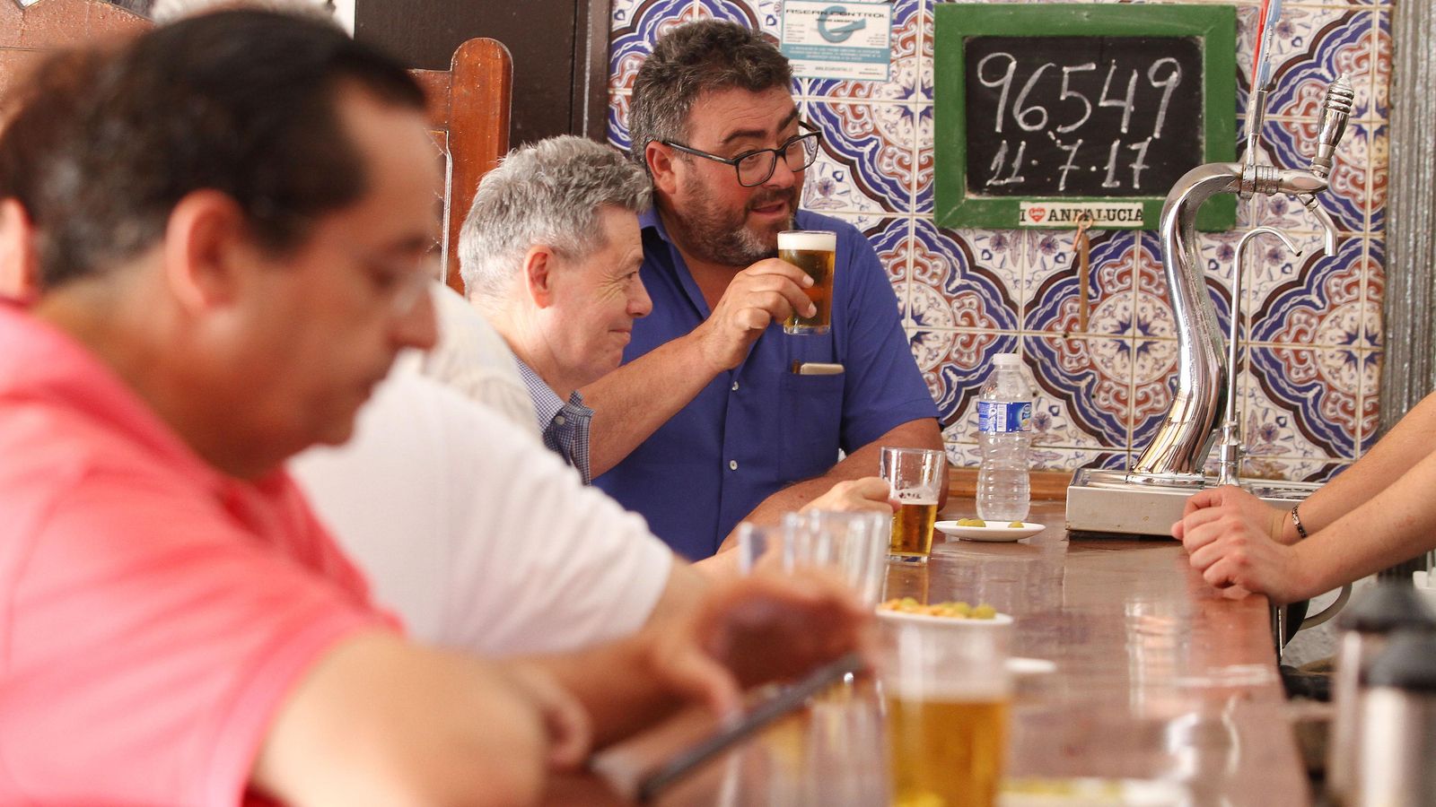 Gente bebiendo cerveza en un bar