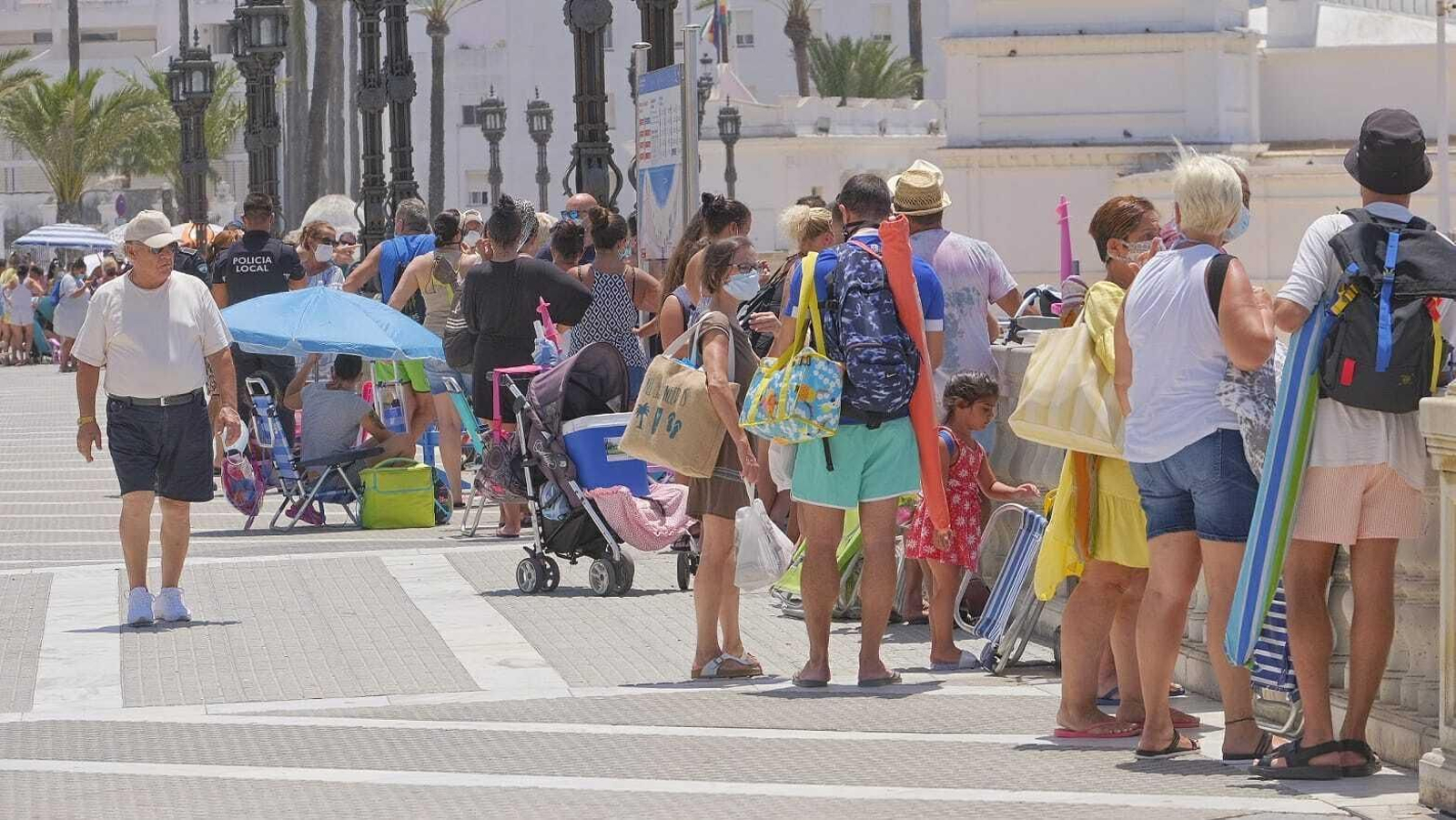 Imágenes inéditas en La Caleta con colas para entrar al completarse el aforo