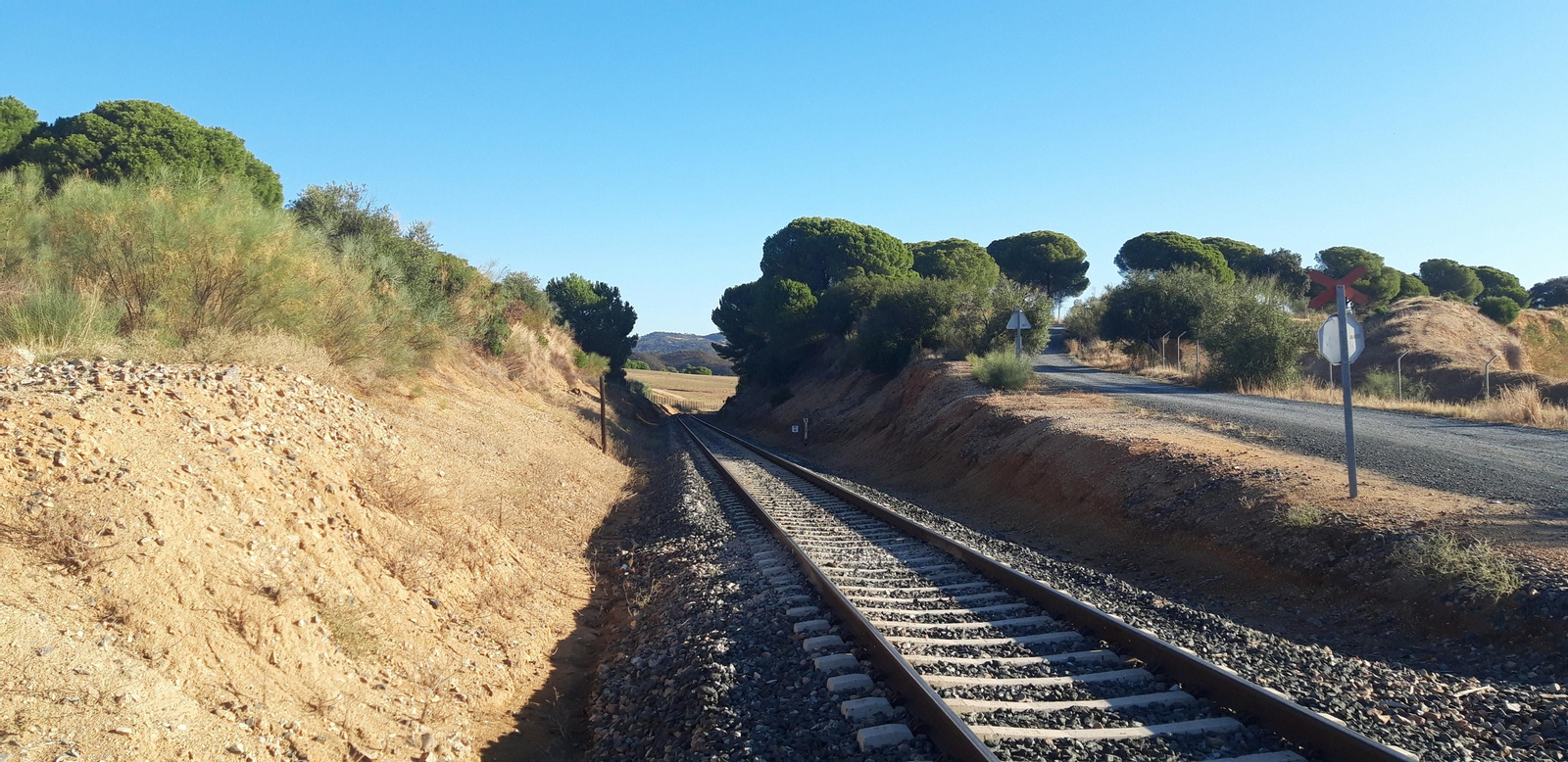 En cierto momento hay que cruzar la vía del tren.