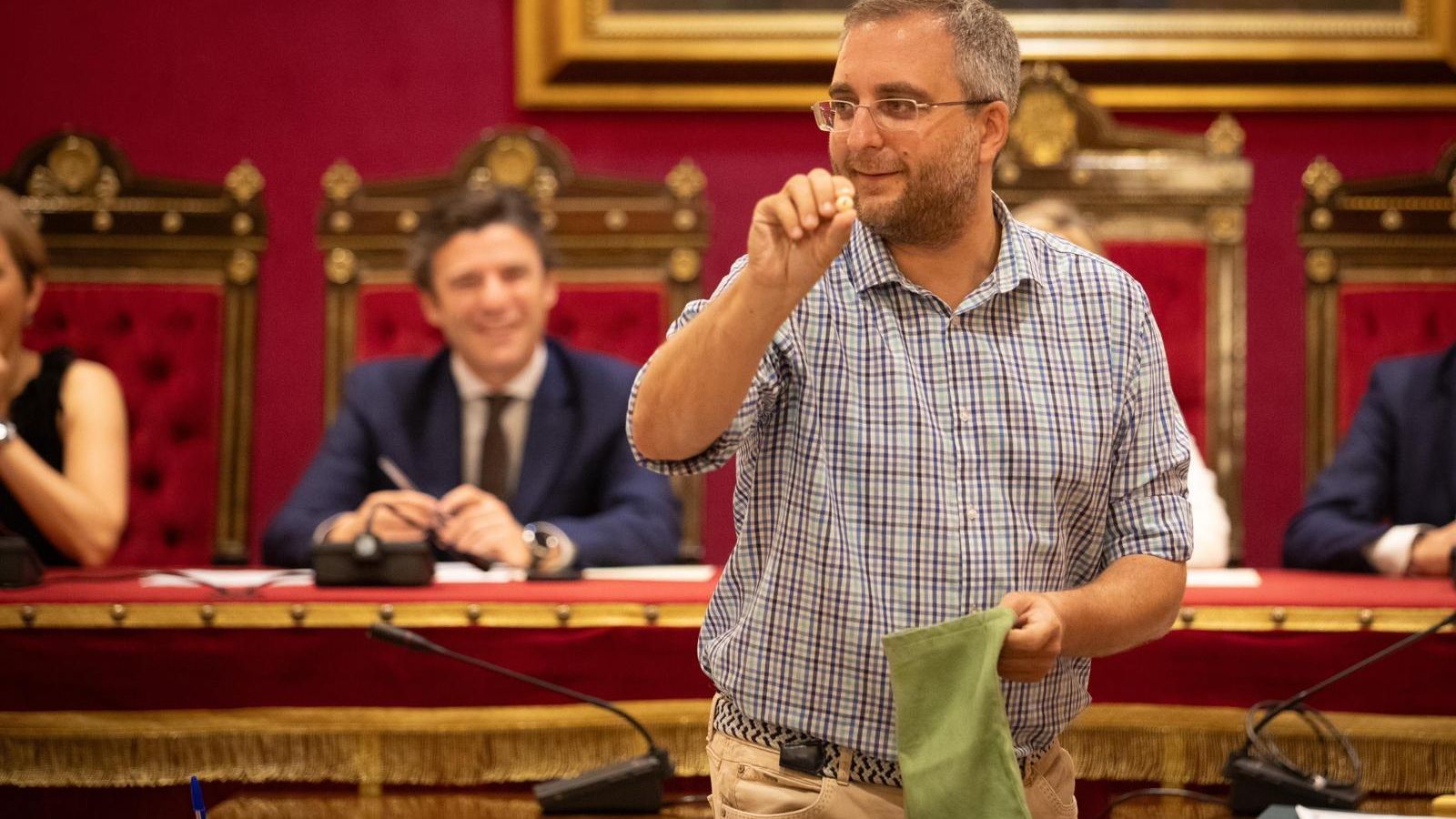 Momento de extraer los números para determinar los miembros de las mesas.