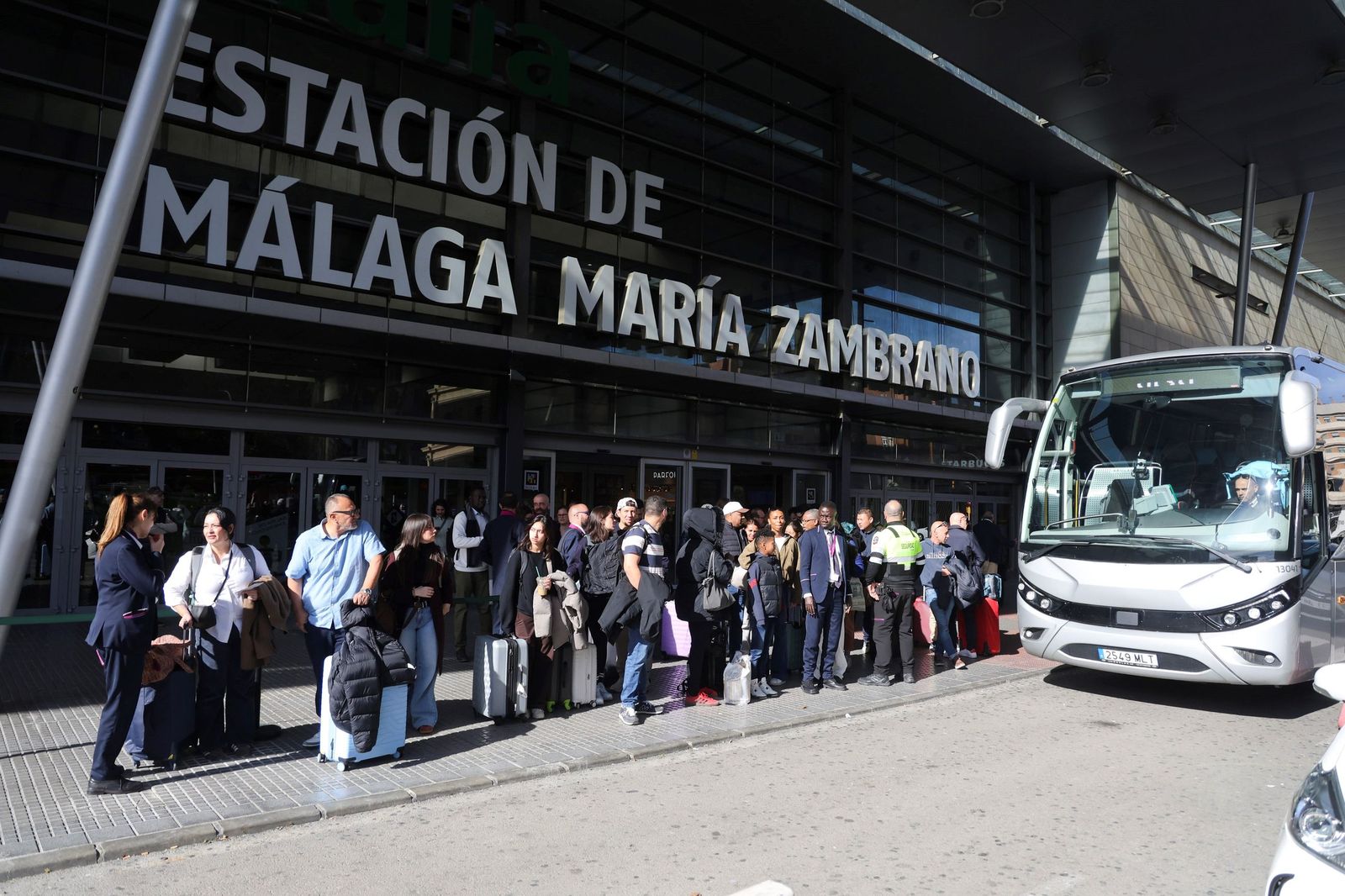 Viajeros en la estación de trenes María Zambrano esperando el autobús hasta Antequera.