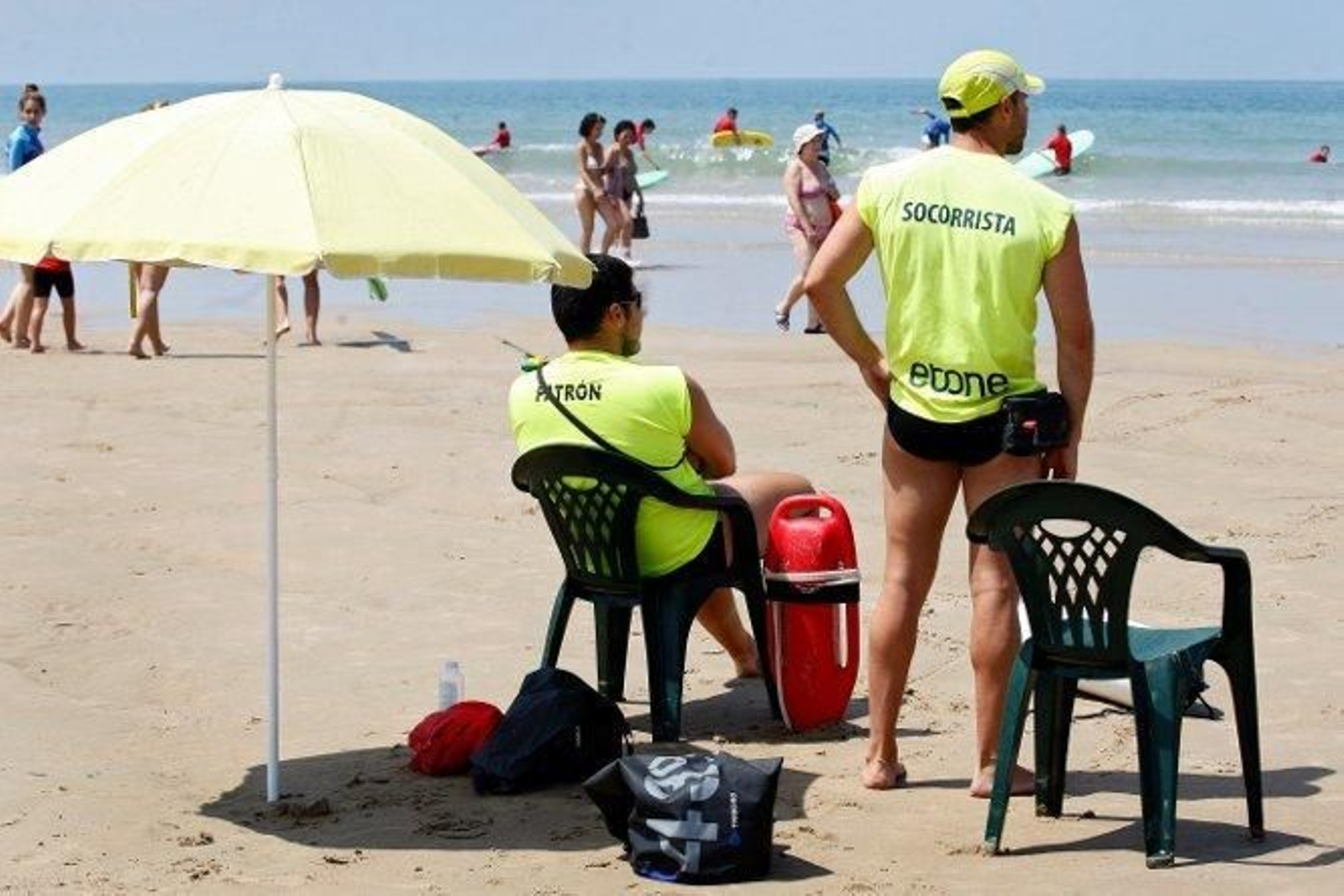 El servicio de socorrismo y salvamento de las playas es uno de los que el Ayuntamiento pretende municipalizar.