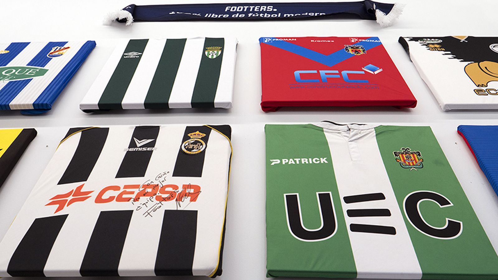 Recopilación de camisetas firmadas por futbolistas en las instalaciones de Footters.