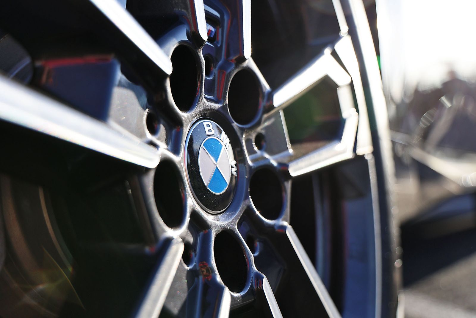 Movitransa presenta los nuevos modelos de BMW IX2 y el X2 en el complejo deportivo Lamiya