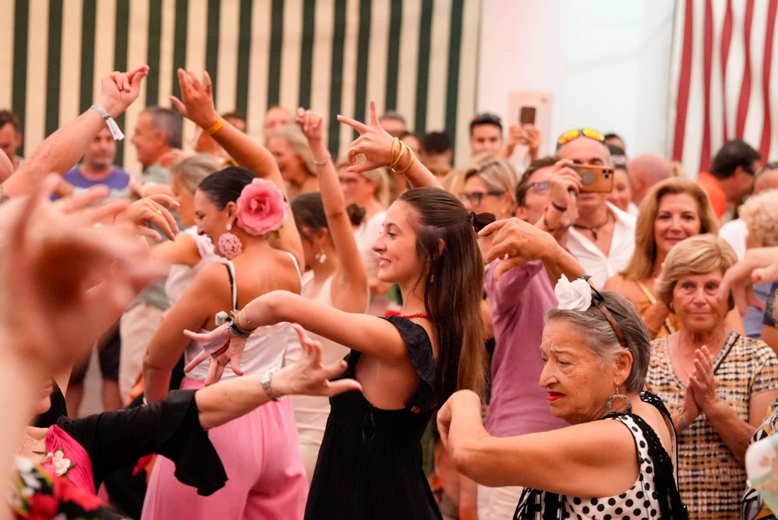 Así bailan en el concurso de sevillanas de La Lola de la fería de Almería