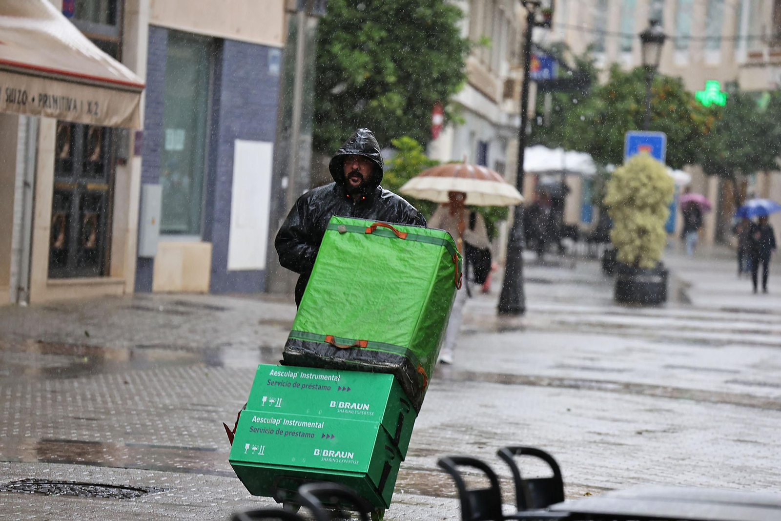 Imágenes de la lluviosa mañana en Huelva