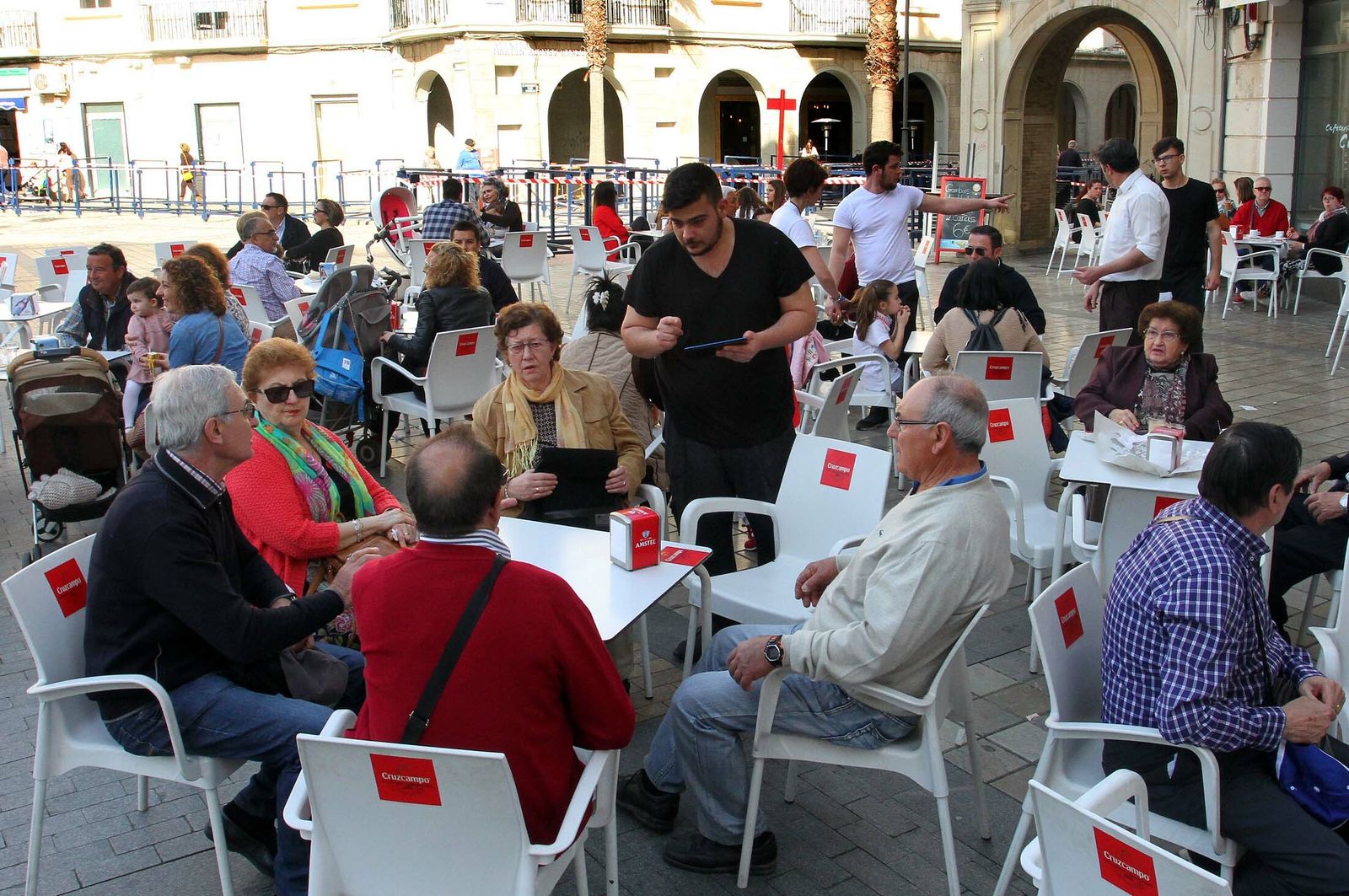 Una terraza de un establecimiento hostelero de la capital onubense.