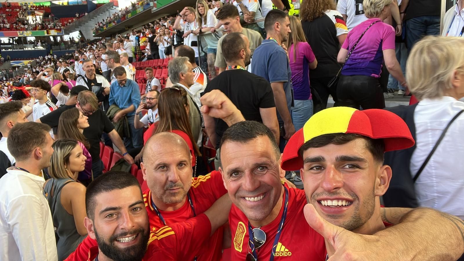 Seguidores de San Pedro presentes en Stuttgart al final del partido.