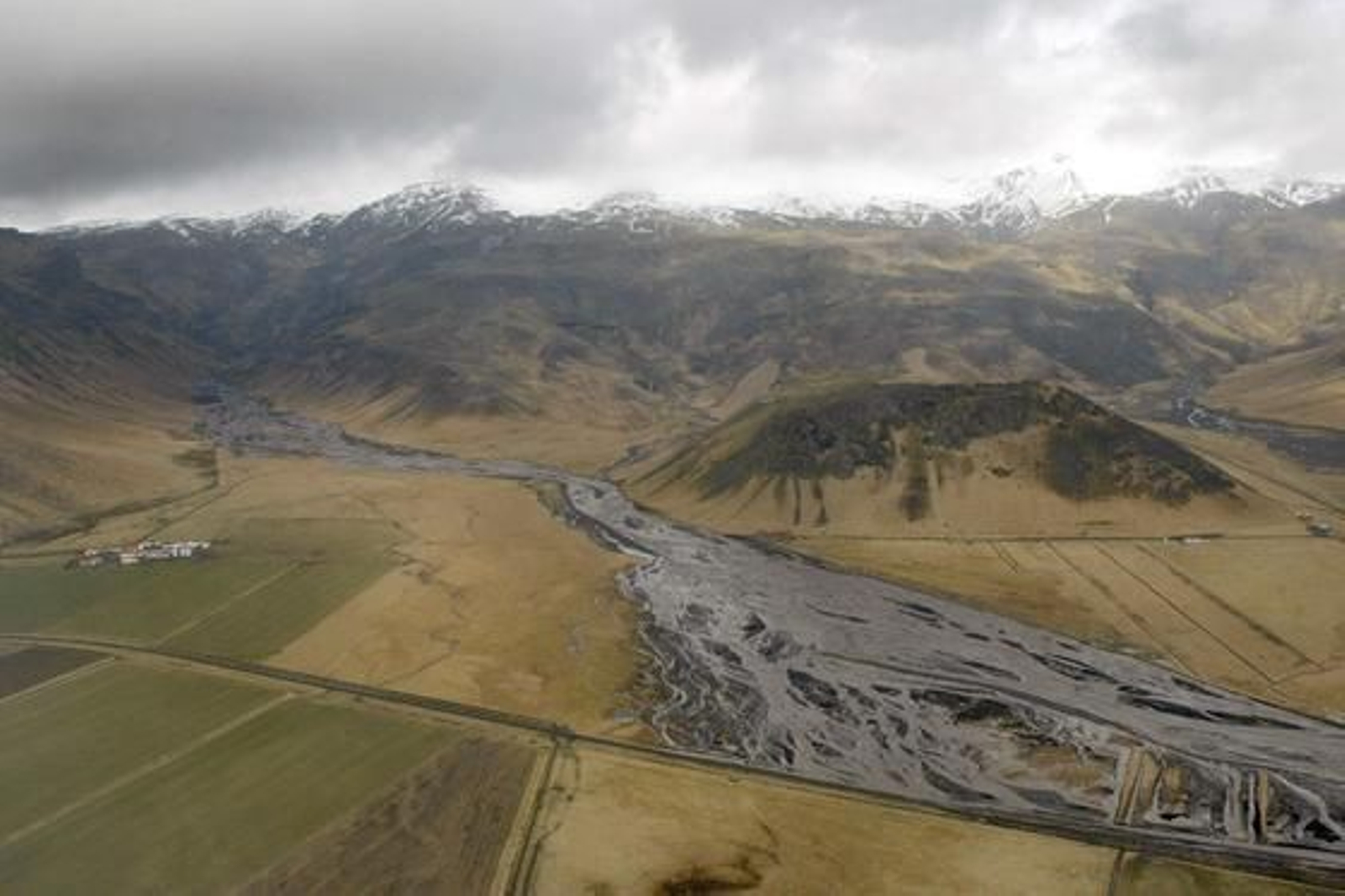 La abundante ceniza expulsada por el volcán ha obligado a reordenar el tráfico aéreo del norte de Europa. 

Foto: Agencias