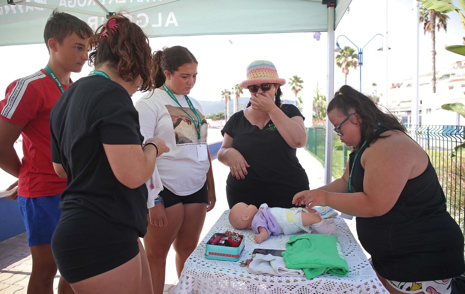 Fotos de las actividades de 'Emociónate con Barrio Vivo' en la playa de Getares