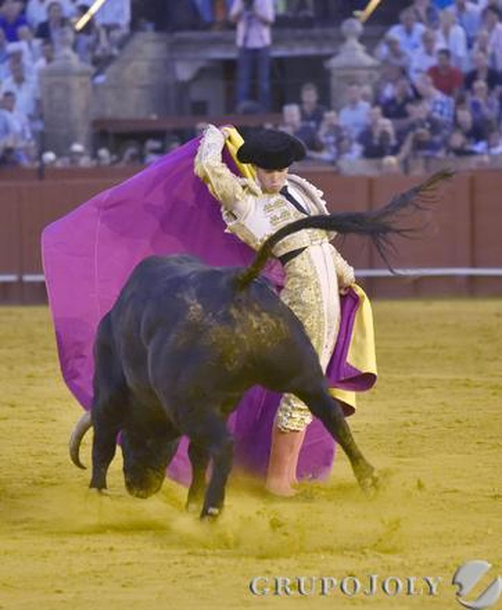Javier Jiménez en el sexto toro./ Juan Carlos Vázquez