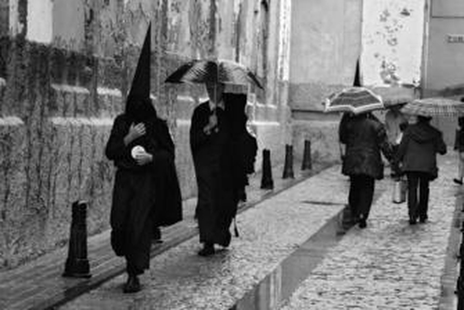 Nazarenos de San Bernardo de vuelta a sus casas tras suspenderse la salida.