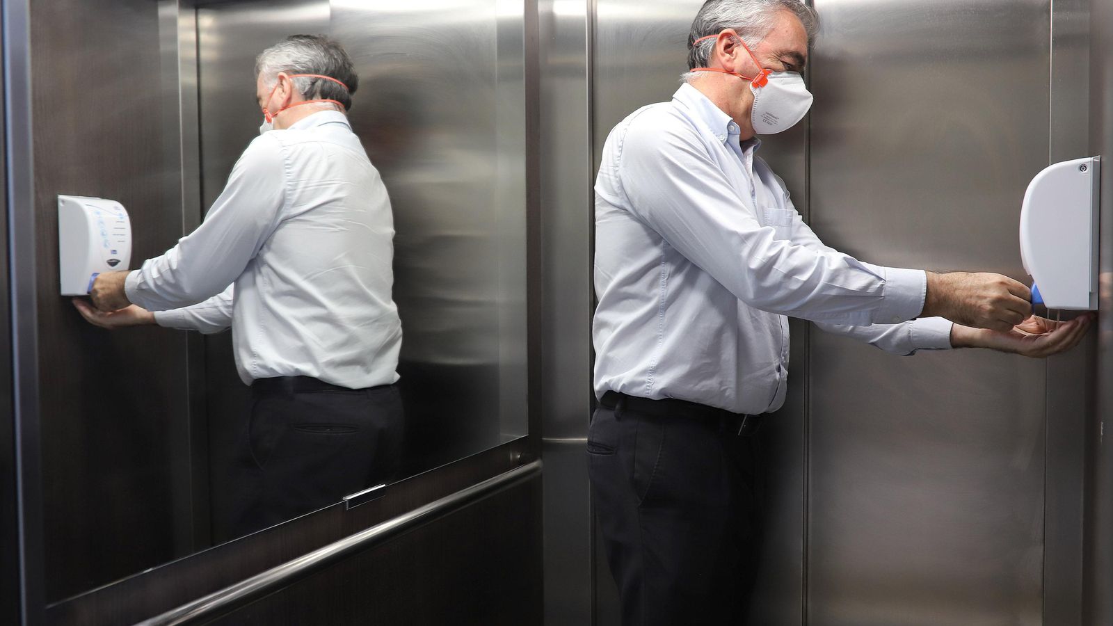 El director del centro, José Manuel Cidad, con uno de los dispensadores.