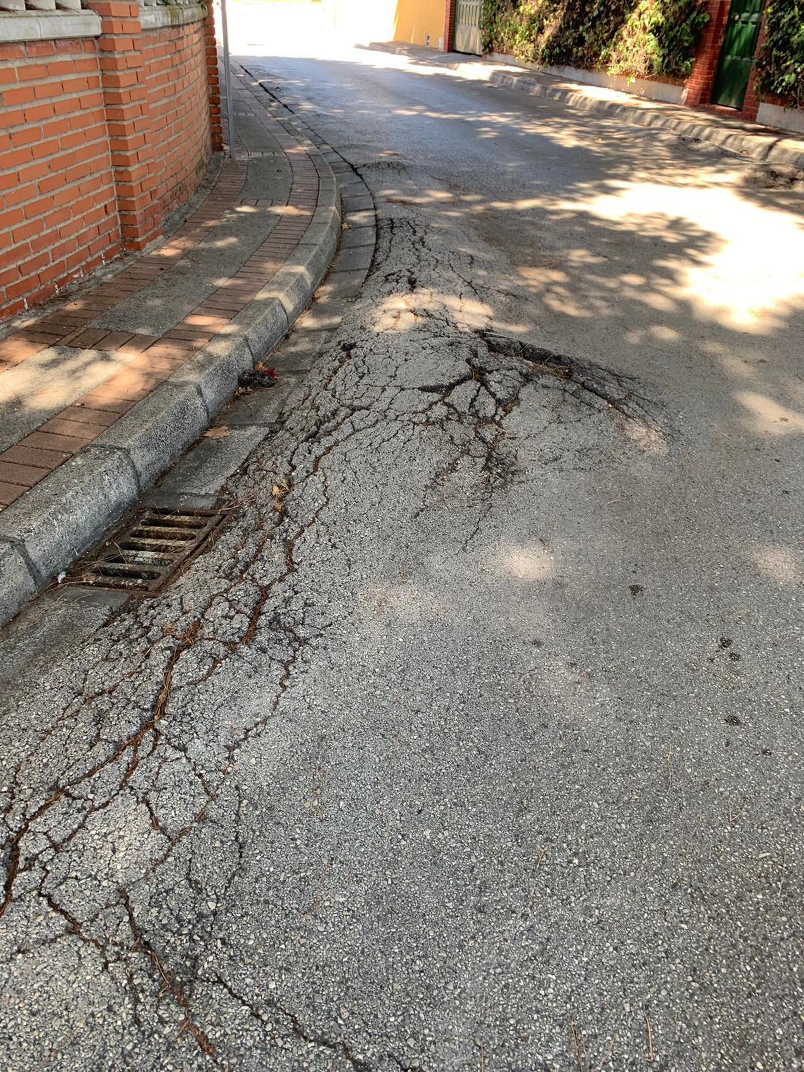 Una curva de la calle, que presenta peligrosidad por el mal estado del firme.