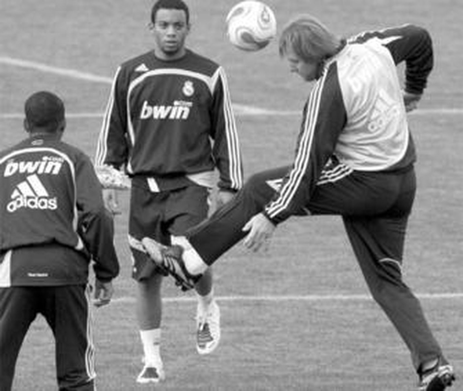 Schuster, junto a Robinho y Marcelo durante un entrenamiento en la Ciudad Deportiva.