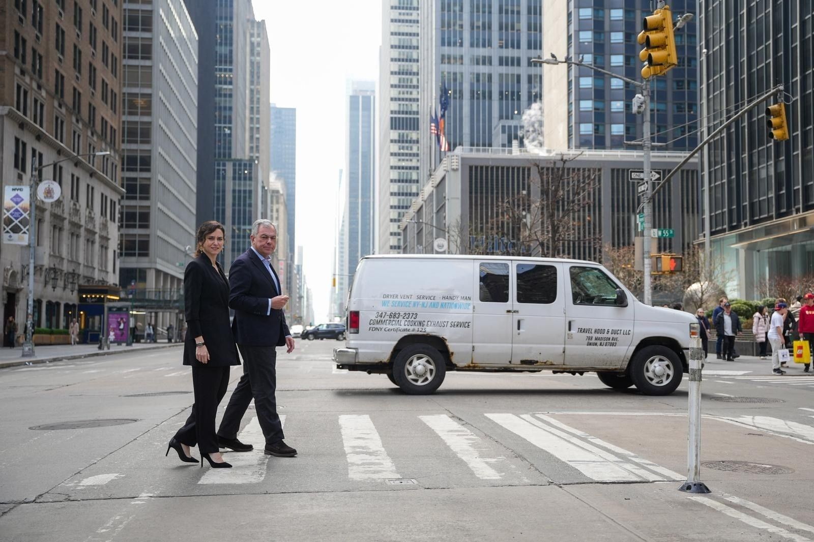 La presidenta Ayuso y el alcalde Sanz pasean por una avenida de Nueva York.
