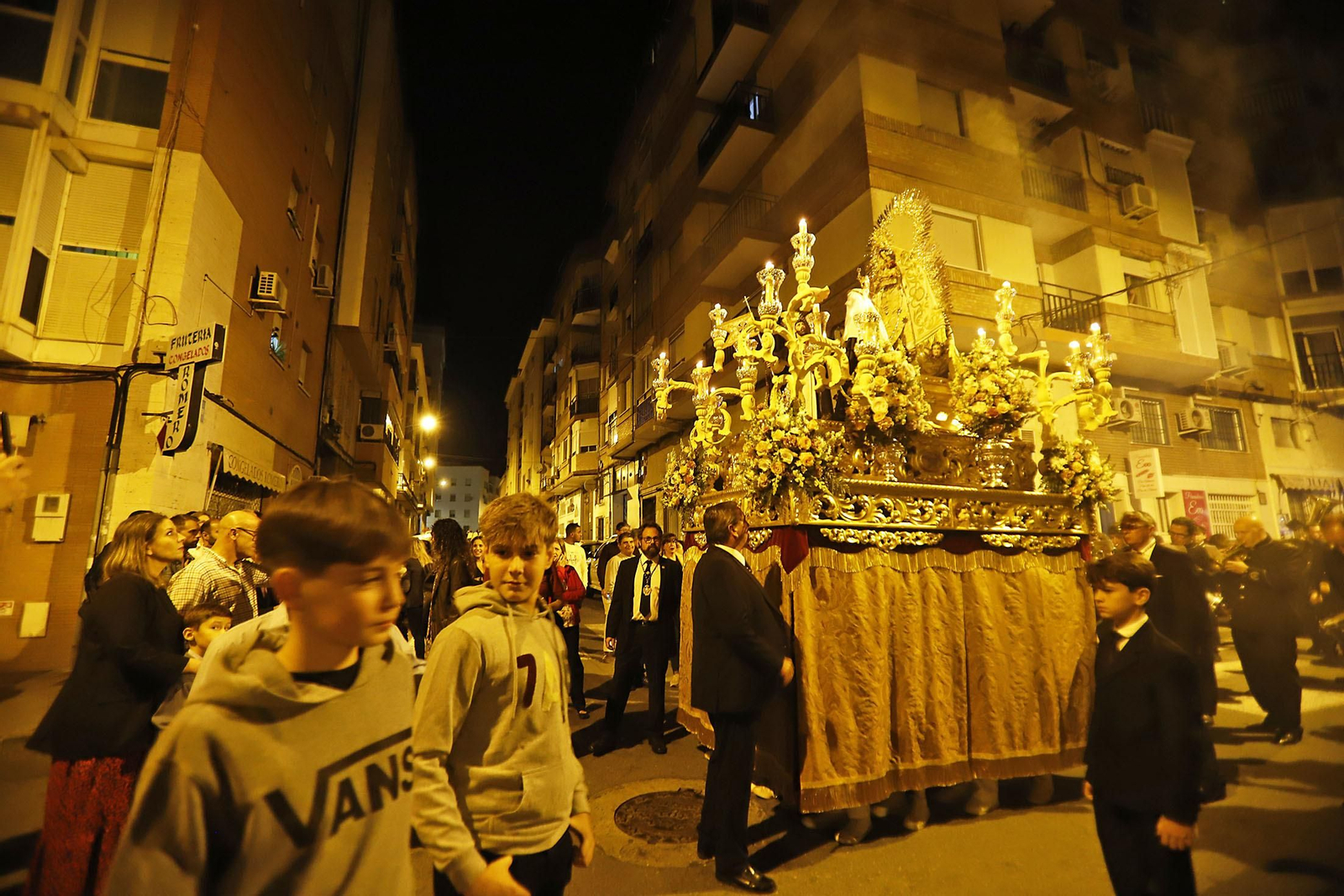 Imágenes de la Virgen del rosario en sus misterios gloriosos en procesión por el Polvorín