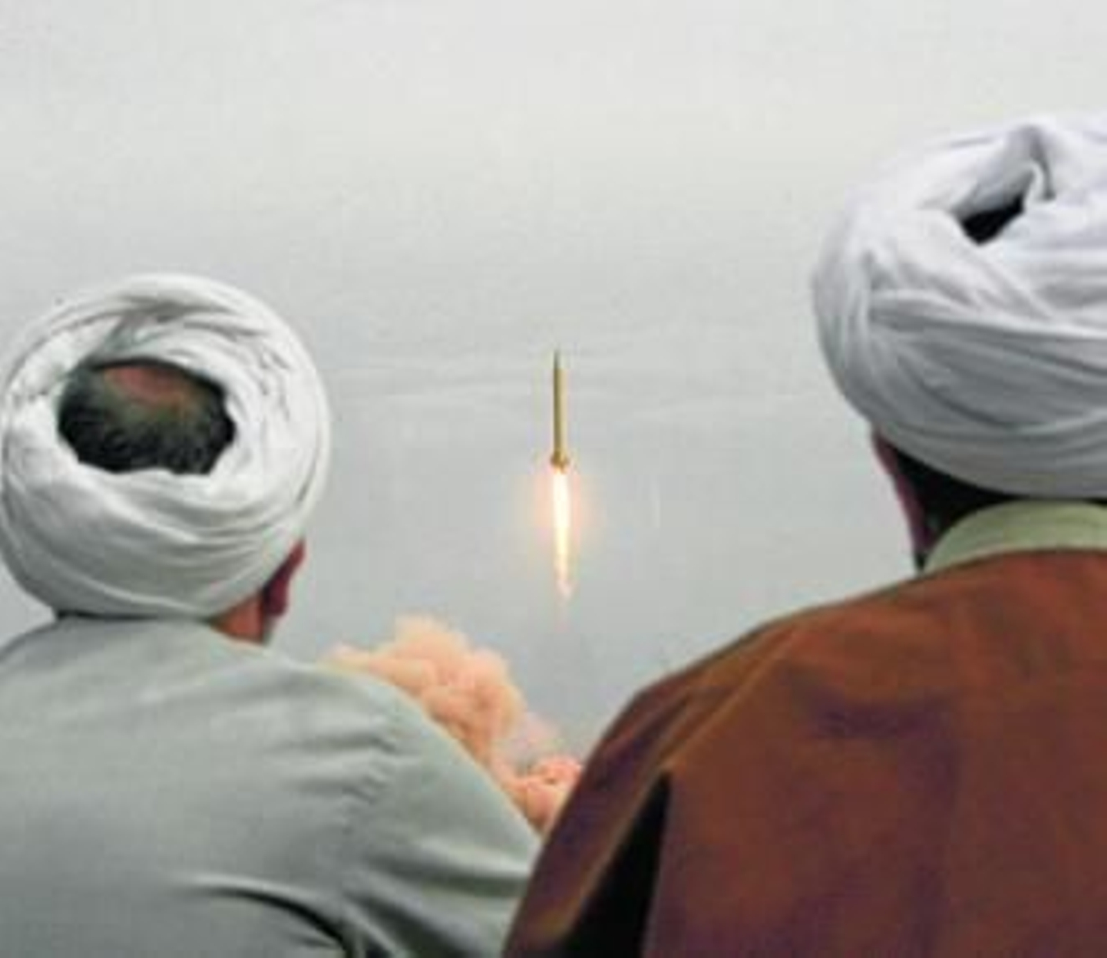 Dos clérigos iraníes contemplan el lanzamiento en pruebas de un misil.
