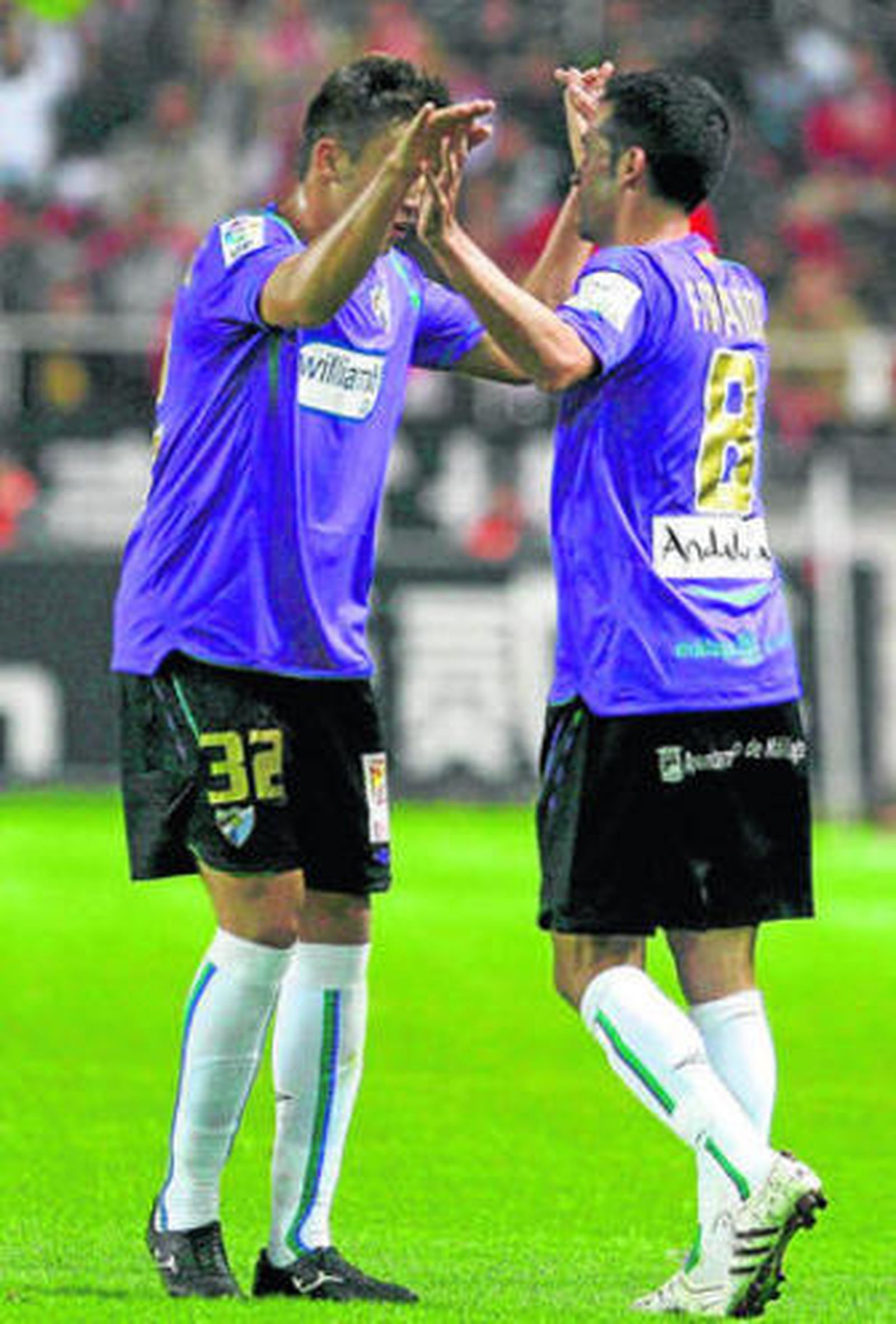 Iván felicita a Fernando tras el gol de éste.