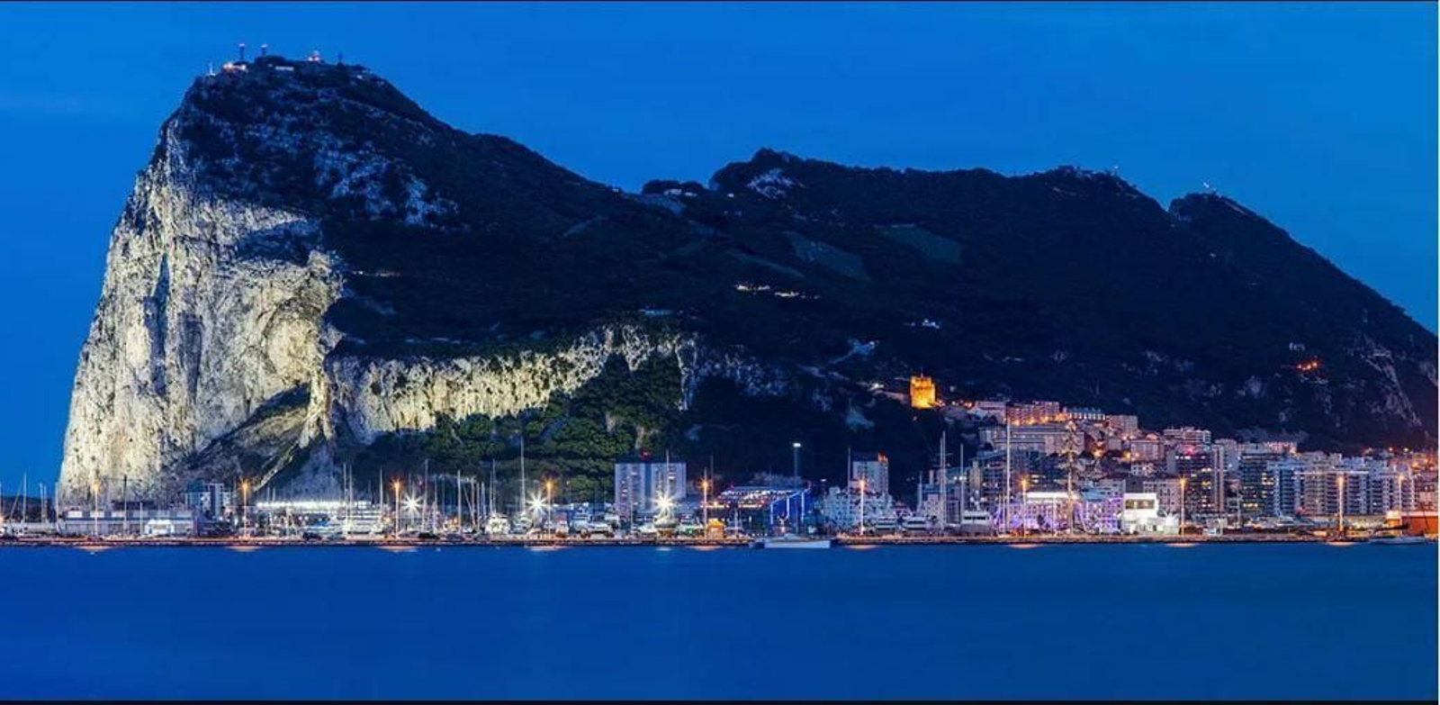 Gibraltar, de noche, fotografiada desde La Línea