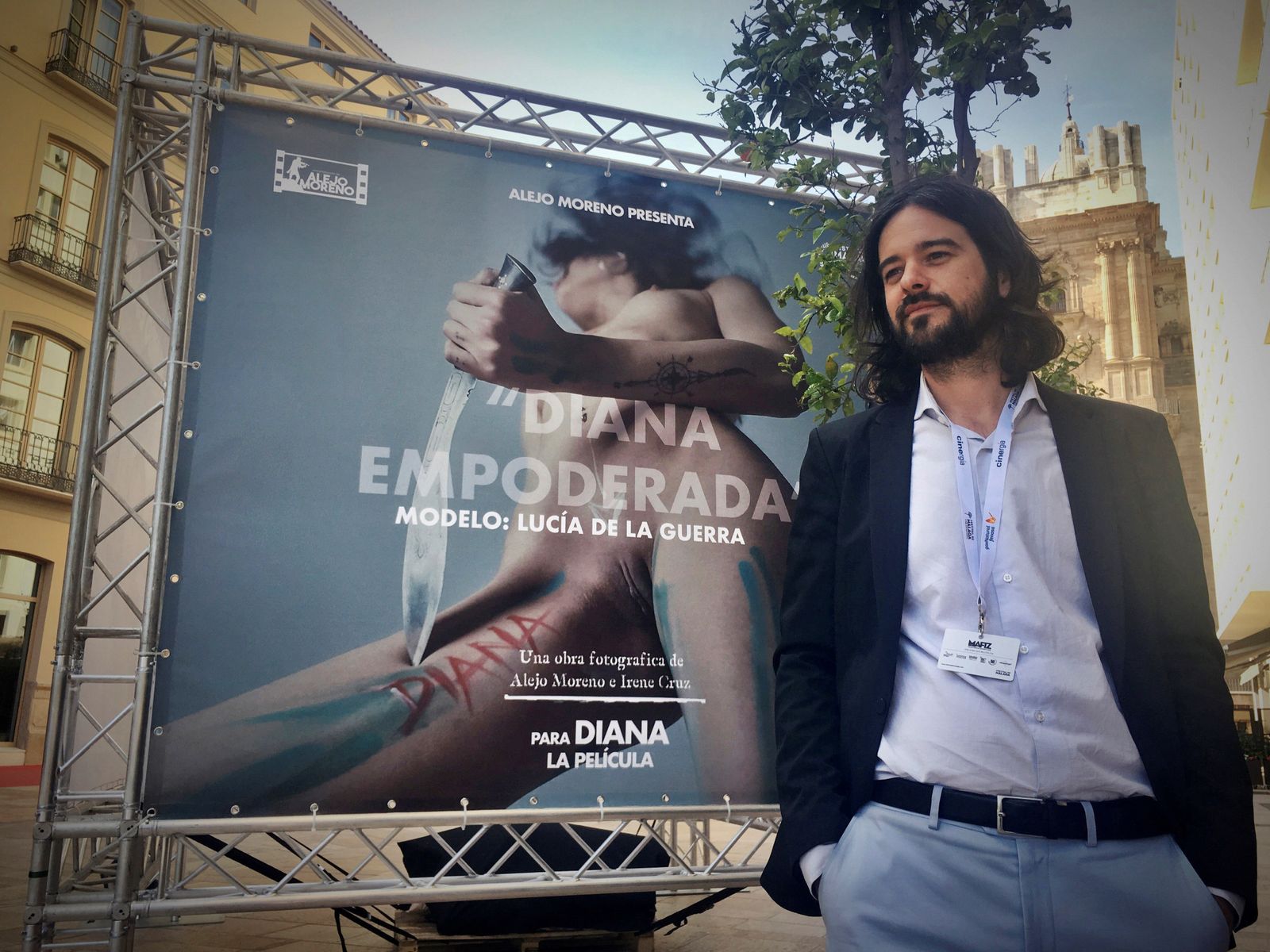 Alejo Moreno, junto al cartel de su película.