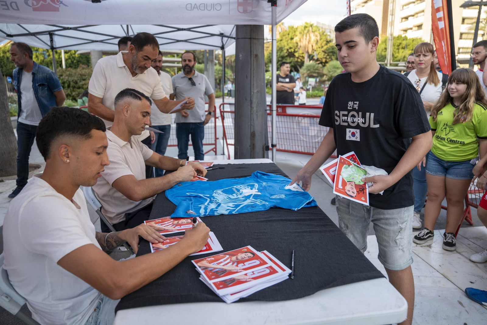 Los jugadores de la UDA Thalys y Andrés firman autógrafos
