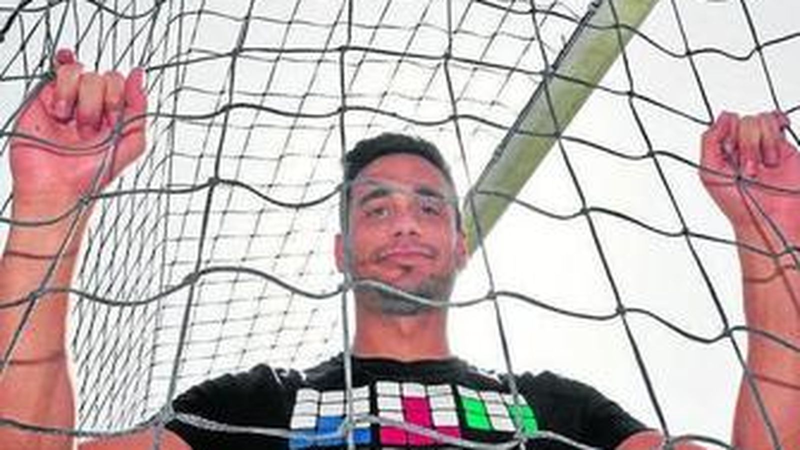 Casto posa con un balón en la ciudad deportiva del Betis.