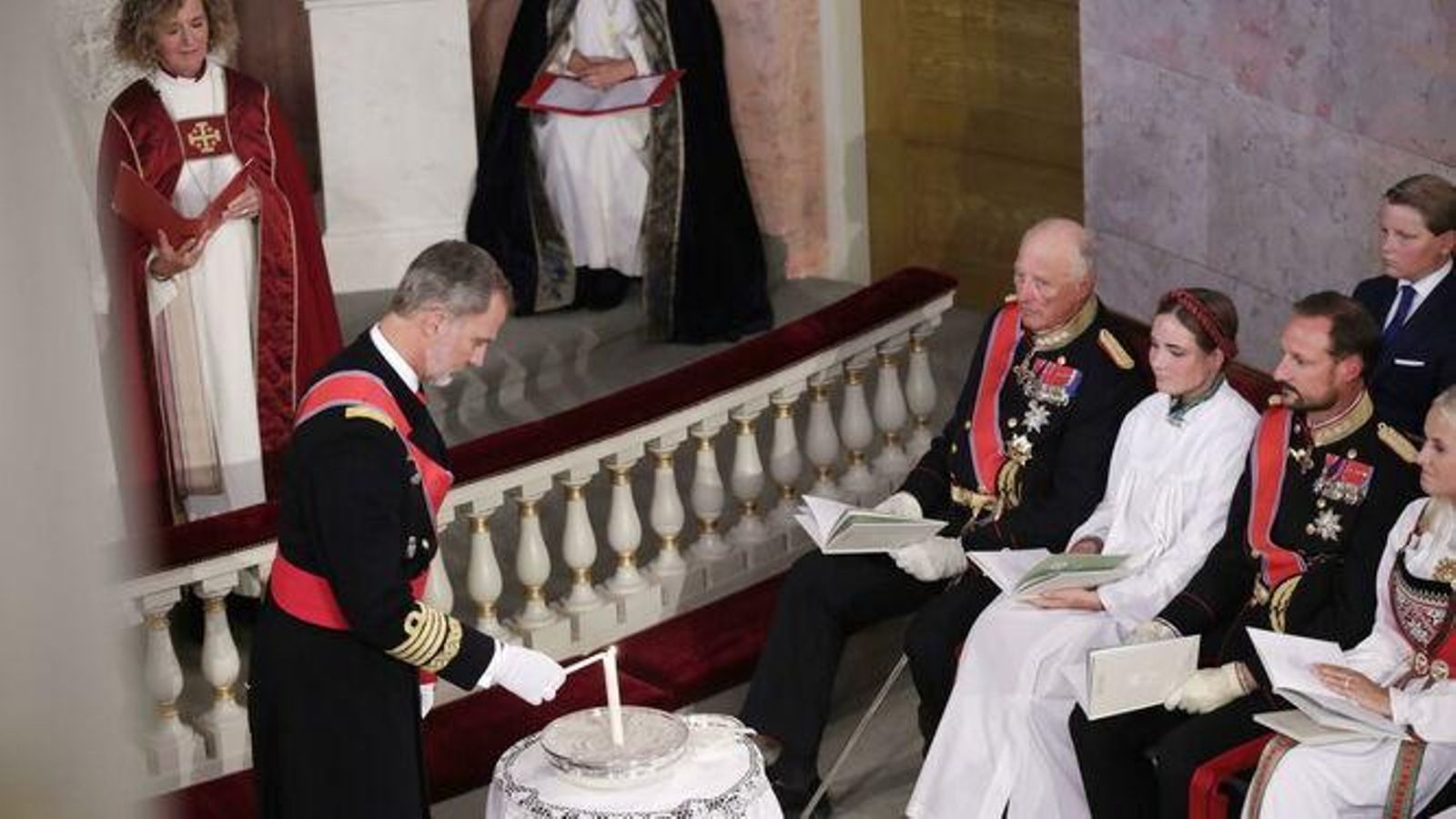 Felipe VI, padrino de bautismo de Ingrid Alexandra, participa en su confirmación.